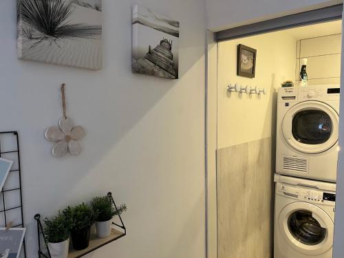 une buanderie avec un lave-linge et un lave-linge dans l'établissement Le Clos Saint Patrick, à Dinard