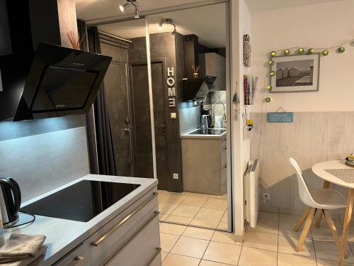 une cuisine avec un évier et un plan de travail dans l'établissement Le Clos Saint Patrick, à Dinard