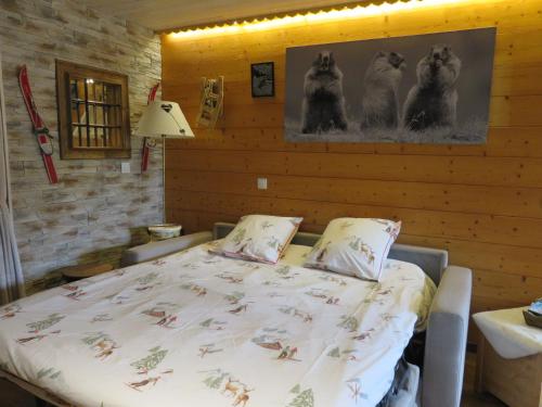 Ένα ή περισσότερα κρεβάτια σε δωμάτιο στο Pensée Des Alpes 2 Etoiles Ski and Spa