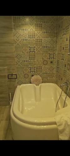 un baño con inodoro y bañera en شقه بكورنيش النيل, en El Cairo