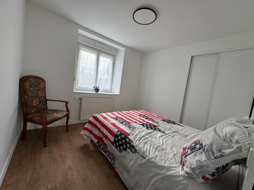 une chambre avec un lit, une chaise et une fenêtre dans l'établissement Charmante maison en pierre, à Saint-Eutrope