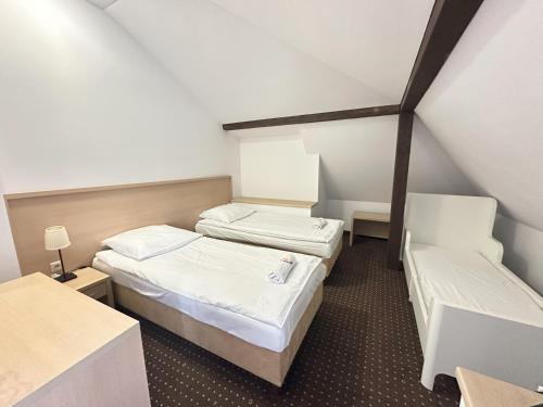 Postel nebo postele na pokoji v ubytování Pensjonat Bobrowy Dwór