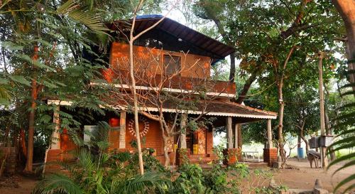 a small house in the middle of some trees at Pathayam Inn in Tiruvannāmalai