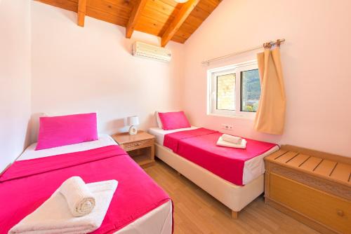 Ένα ή περισσότερα κρεβάτια σε δωμάτιο στο Kolymbia Villas by StayonRhodes