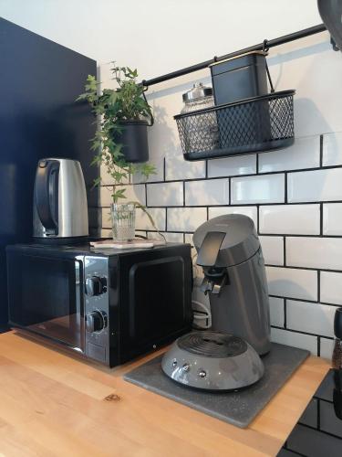 un four micro-ondes installé au-dessus d'un comptoir dans l'établissement Marine 3, à Cherbourg en Cotentin