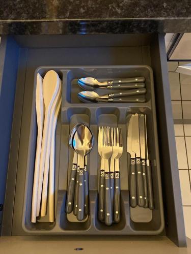 un plateau rempli d'ustensiles dans un tiroir dans l'établissement Superbe appartement près du stade de France, à Saint-Denis