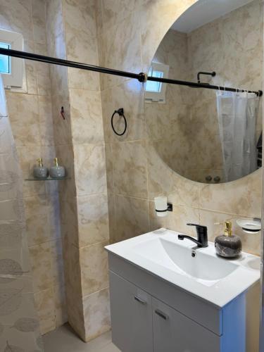 Ένα μπάνιο στο Departamento en San Juan