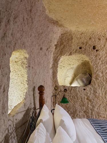 Giường trong phòng chung tại Aza Cave Cappadocia Adult Hotel
