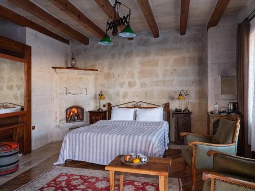 Giường trong phòng chung tại Aza Cave Cappadocia Adult Hotel
