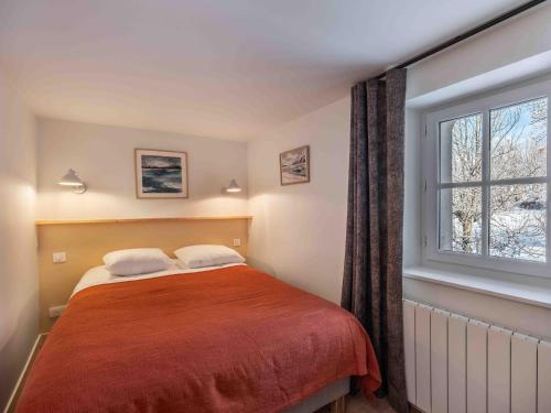 une chambre avec un lit et une fenêtre dans l'établissement Chalet moderne 4 ch, proche pistes & commerces, animaux admis, WiFi - FR-1-566-75, à Les Allues