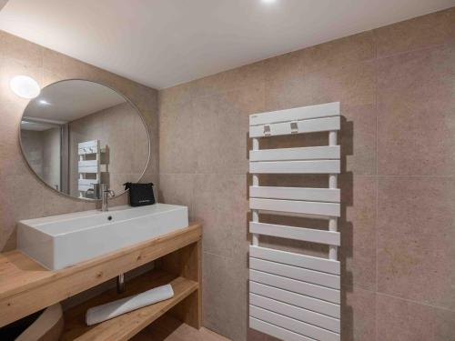 une salle de bain avec un lavabo et un miroir dans l'établissement Chalet moderne 4 ch, proche pistes & commerces, animaux admis, WiFi - FR-1-566-75, à Les Allues