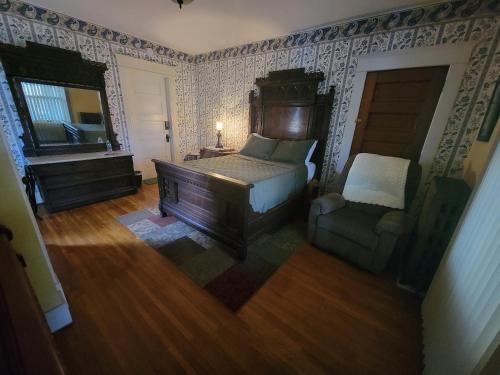Ένα ή περισσότερα κρεβάτια σε δωμάτιο στο The Weis Mansion Bed and Breakfast