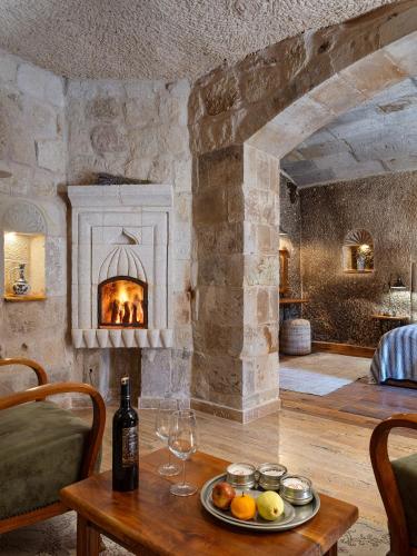 Giường trong phòng chung tại Aza Cave Cappadocia Adult Hotel