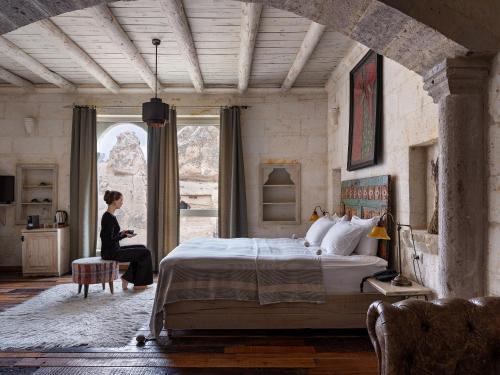 Giường trong phòng chung tại Aza Cave Cappadocia Adult Hotel