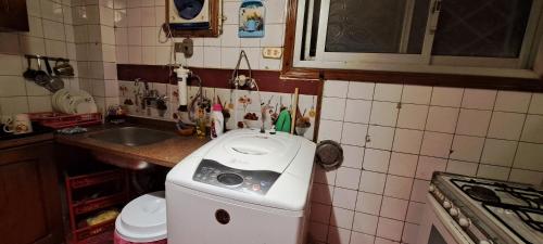 Kuchyň nebo kuchyňský kout v ubytování Unique apartment close to Cairo Airport with free airport dropoff 毗邻开罗机场的豪华公寓 提供免费机场交通服务