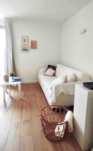 un salon avec un canapé blanc et une table dans l'établissement Quartier de la plage, à Roquebrune-Cap-Martin