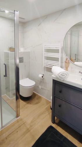 une salle de bain avec une douche, des toilettes et un lavabo dans l'établissement Quartier de la plage, à Roquebrune-Cap-Martin