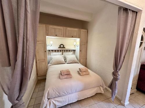 une chambre avec un lit avec deux serviettes dessus dans l'établissement GALLIENI - Cozy studio in Nice city center, à Nice