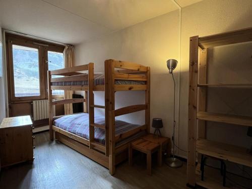 une chambre avec deux lits superposés et une lampe dans l'établissement Résidence Le Tourmalet - maeva Home - Appartement 3 Pièces 6 personnes - Confort MAE-0491, à La Mongie