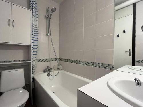 une salle de bain avec une baignoire, des toilettes et un lavabo dans l'établissement Résidence Le Tourmalet - maeva Home - Appartement 3 Pièces 6 personnes - Confort MAE-0491, à La Mongie