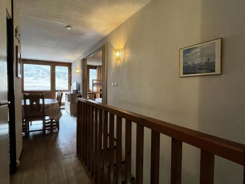 une chambre avec un escalier et une salle à manger avec une table dans l'établissement Résidence Le Tourmalet - maeva Home - Appartement 3 Pièces 6 personnes - Confort MAE-0491, à La Mongie