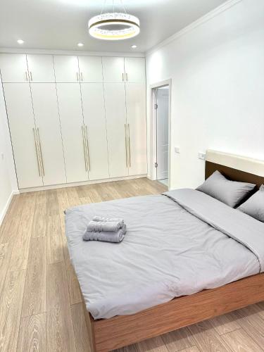 Postel nebo postele na pokoji v ubytování Airport Buta Legacy