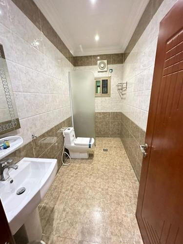 Kupatilo u objektu منازل أرائك للوحدات السكنية قريش