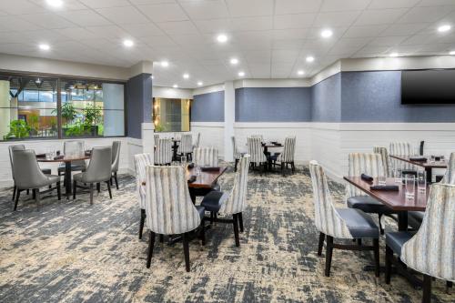 Restoran atau tempat lain untuk makan di Crowne Plaza Jacksonville Airport I-95N by IHG
