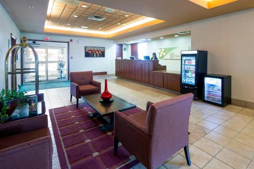 a lobby with a waiting room and a cashier at Holiday Inn Hinton by IHG in Hinton