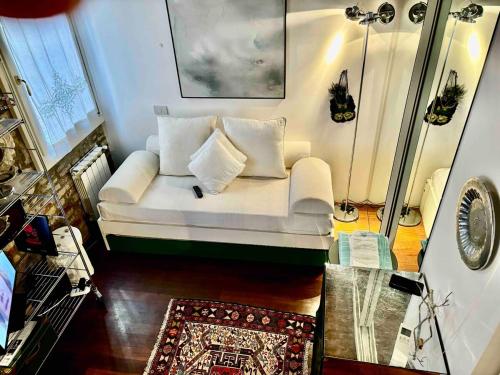 a living room with a white couch in a room at Indipendent house in Venice in Venice