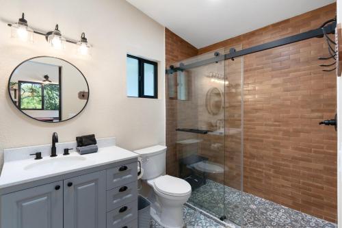 ein Bad mit einem WC und einer Dusche mit einem Spiegel in der Unterkunft Sedona Home Retreat with Casita, Hot Tub and NEW in Abbeyville