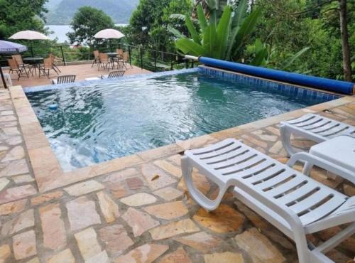 Swimmingpoolen hos eller tæt på Yumi Chalés Ilhabela