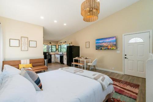 ein Schlafzimmer mit großem Bett und eine Küche in der Unterkunft Sedona Home Retreat with Casita, Hot Tub and NEW in Abbeyville