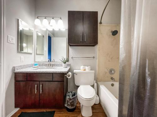 Koupelna v ubytování Family Retreat - Near Shopping, Dining & Beach