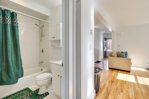 Ένα μπάνιο στο Cozy Cambridge Apartment in College Town!