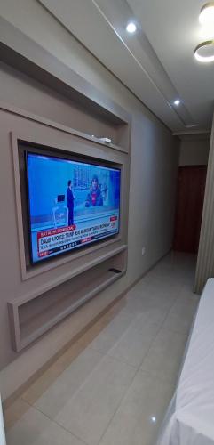 Μια τηλεόραση ή/και κέντρο ψυχαγωγίας στο Linda casa com piscina