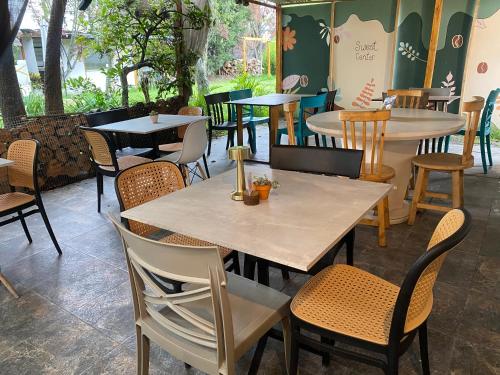 a tables and chairs in a restaurant with tables at Skema Collections Quito in Quito