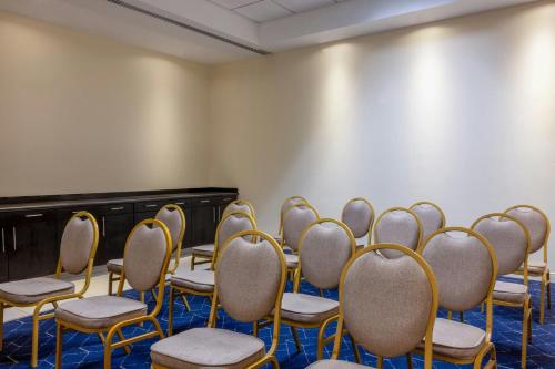 a room with a bunch of chairs in front of a screen at Courtyard Toluca Tollocan in Toluca