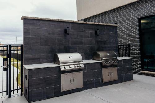 a grill with two burners on a brick wall at STAYBRIDGE SUITES Des Moines North - Ankeny by IHG in Ankeny