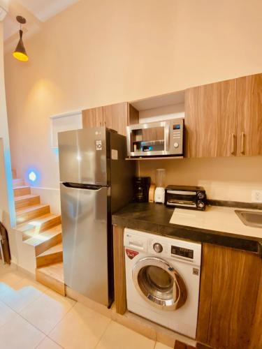 a kitchen with a washing machine and a microwave at Loft Frente a la Playa!!!! in Boca del Río