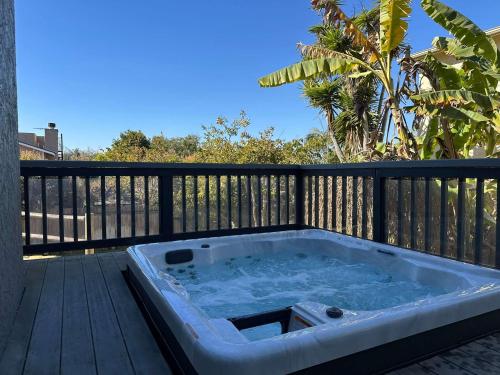索拉纳海滩Solana Beach Home 4 blocks from the Ocean的房屋甲板上的热水浴池