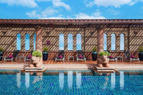 Bazén v ubytování Crowne Plaza Bangkok Lumpini Park by IHG nebo v jeho okolí