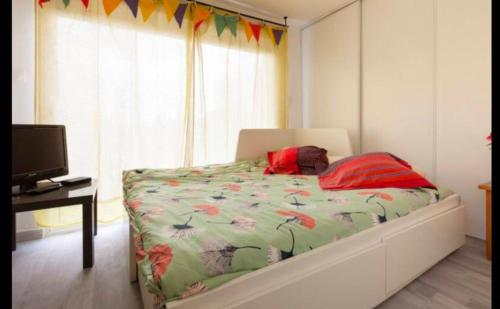 a bedroom with a bed and a desk and a television at Refuge des voyageurs - chambre suite et cuisine en rdc in Plouédern