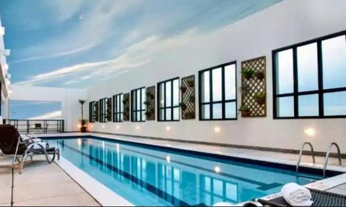een zwembad in een gebouw met een zwembad bij Flat Comfort Hotel Taguatinga 906 in Brasilia