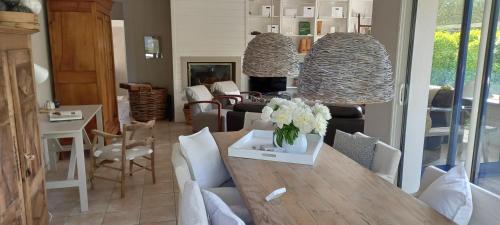 une salle à manger et un salon avec une table et des chaises dans l'établissement A Loctudy Splendide villa à 300 mètres de la plage, à Loctudy