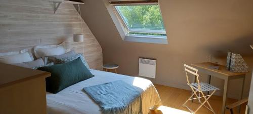 une chambre avec un lit, un bureau et une fenêtre dans l'établissement A Loctudy Splendide villa à 300 mètres de la plage, à Loctudy