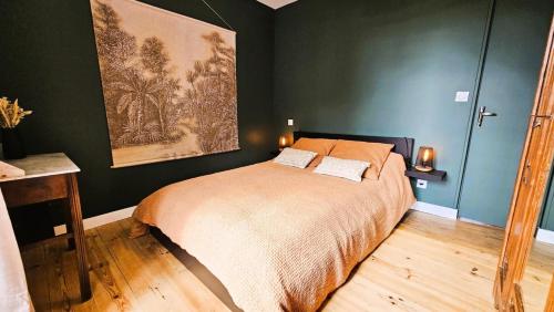 a bedroom with a large bed and green walls at Gîte de France La maroussie 3 épis - Gîte de France 6 personnes MAE-5131 in Salon-la-Tour