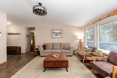 a living room with a couch and a table at River Run Getaway Private Dock Pet Friendly Kayaks in Bend