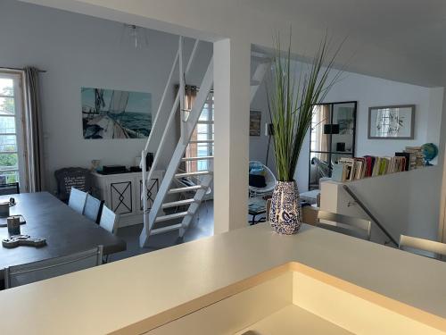 - un salon avec un vase sur une table dans l'établissement Villa Denim, à La Baule