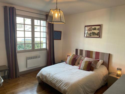 une chambre avec un lit et une grande fenêtre dans l'établissement Villa Denim, à La Baule